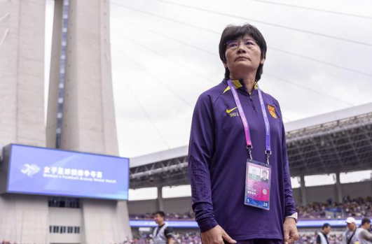 7月19日讯 在水庆霞出山执教长春大众卓越女足的消息传出后，五星体育发文进行了点评，认为临阵换帅虽然是兵家大忌，但同时也证明了长春女足球队老板非常有魄力。